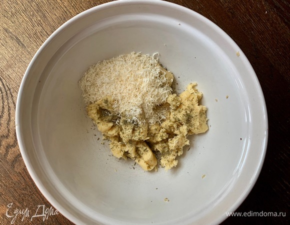 Добавить в тесто, посыпать розмарином, размешать, поставить в холодильник.