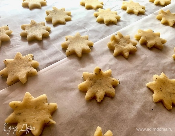 Духовка — 175°C. Вынуть тесто по очереди, раскатать, формируя разные фигурки. Выпекать 10–12 минут. Если печенье большой формы, увеличить время.