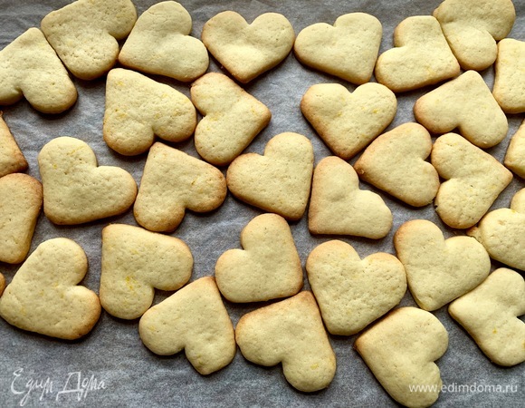 Глазирую печенье.