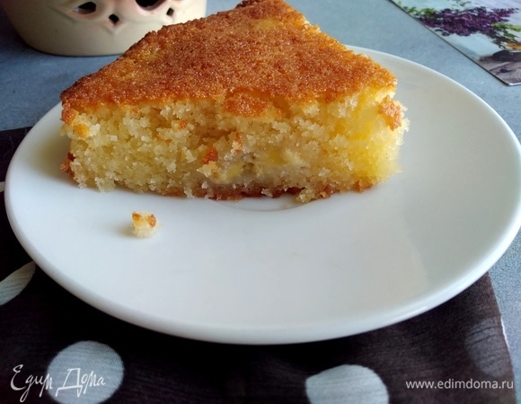 Внутри он такой нежный, а сверху приятно хрустит. А если вдруг у вас останется кусочек, попробуйте этот манник холодным!