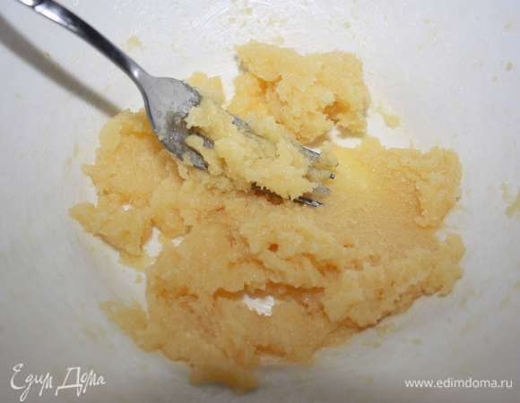 Растереть масло и сахар.