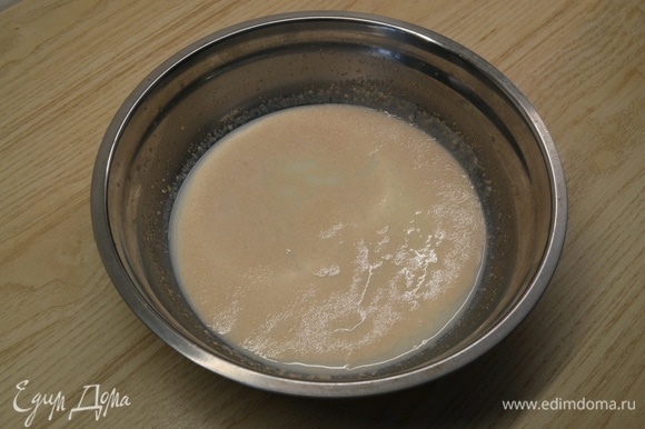 В теплое молоко добавить сахар и дрожжи, перемешать и убрать в теплое место на 15–20 минут.