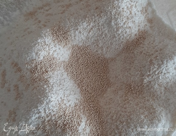 Смешать муку и дрожжи.