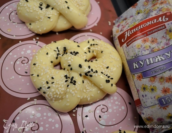Накрыть полотенцем и дать расстояться около 60 минут. Смазать яйцом и обильно посыпать кунжутом ТМ «Националь». Для контрастности я добавила еще совсем немного черного кунжута, а для сладости — немного сахара.