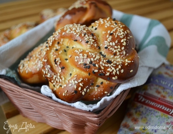 Выпекать калачи около 20 минут при 180°C. После выпечки накрыть полотенцем и дать остыть. Калачи готовы. Приятного чаепития!