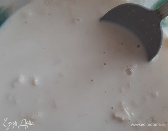 В теплое молоко добавляем сахар, перемешиваем. Сюда же — муку с дрожжами. Отставляем на 20 минут в теплое место.