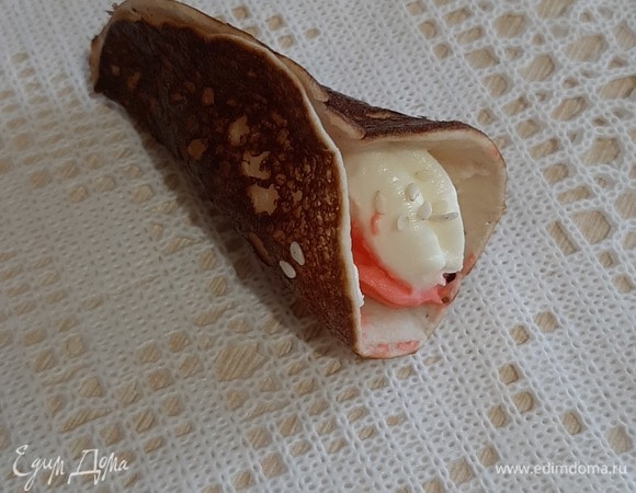 На сковороду выливаем небольшое количество теста — 2 столовые ложки примерно. Выпекаем с одной стороны, охлаждаем.