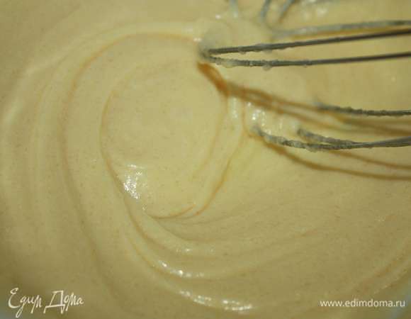 Добавить яйца и взбить до пышности.
