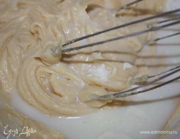 Влить молоко.