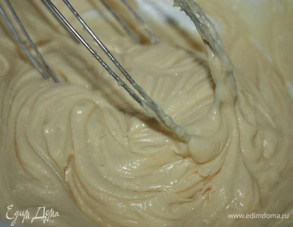 Еще раз вымесить тесто.