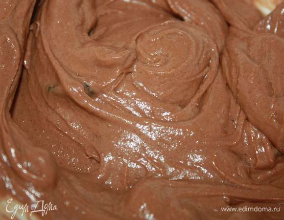 Далее добавить какао. Какао можно добавить больше, тогда кексы получатся более темными. По желанию можно добавить изюм. Формочки смазать маслом, выложить тесто на ¾ размера формочек. Запекать при 180°C около 30 минут. Проверять с помощью шпажки на готовность.