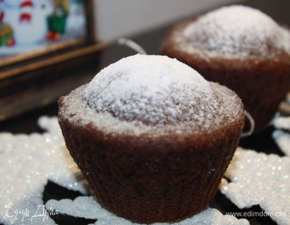 Готовые кексы можно посыпать сахарной пудрой.