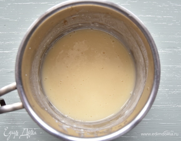 Непрерывно помешивая, смесь довести до загустения, не давая ей кипеть.