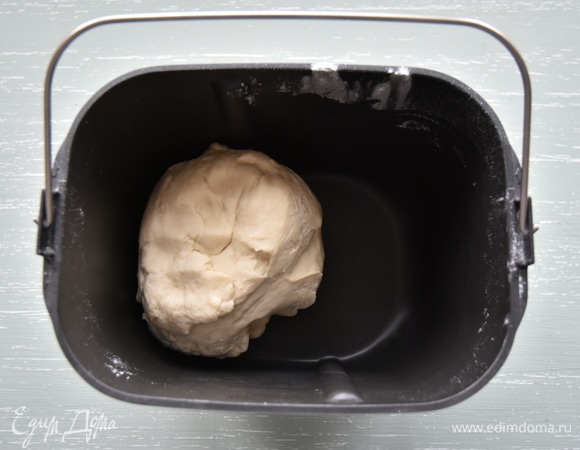 Через отведенное время хлебопечь подает сигнал о готовности теста. Можно начинать готовить вкусные пельмешки)