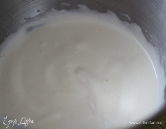 Яйца взбить с сахаром. Масса должна увеличиться вдвое и стать белой. P. S. Как отмерить 1/2 яйца? Все просто! Яйцо разбиваем в плошку, перемешиваем вилкой и берем половину)