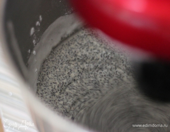 Добавляем мак, разрыхлитель, изюм, мягкое сливочное масло, манную крупу ТМ «Националь» и несколько капель миндального экстракта. Можно обойтись и без него, конечно, но он придает пикантную нотку вкусу. Перемешиваем хорошо миксером.