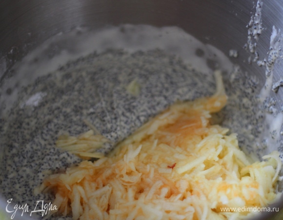 Добавляем яблоки в маковую массу.