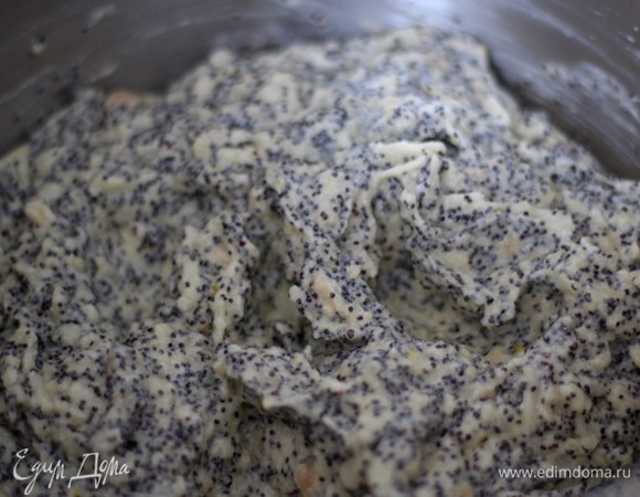 Хорошо перемешиваем лопаткой и отставляем в сторону на 15 минут, чтобы манка хорошо набухла.