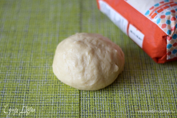 Добавляем яйцо и замешиваем тесто, оно получается эластичное и чуть липковатое. Оборачиваем в пищевую пленку и помещаем его в холодильник на 15–20 минут.