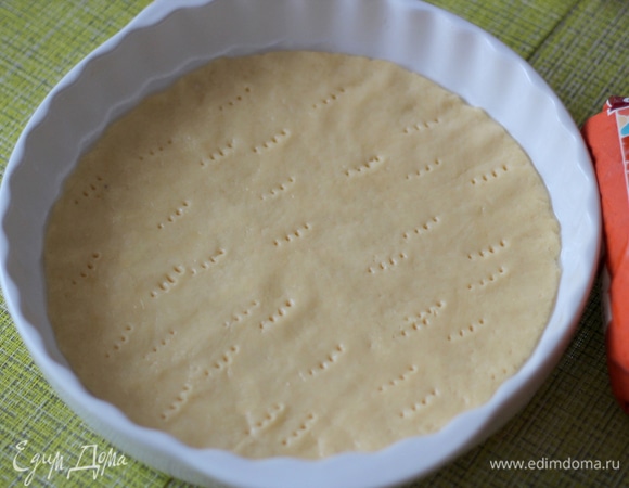 Распределяем песочное тесто по дну формы. Делаем множественные проколы вилкой, чтобы тесто не деформировалось при выпечке.