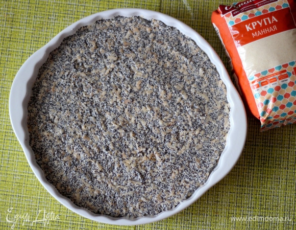 Сверху выкладываем яблочно-маковую массу.