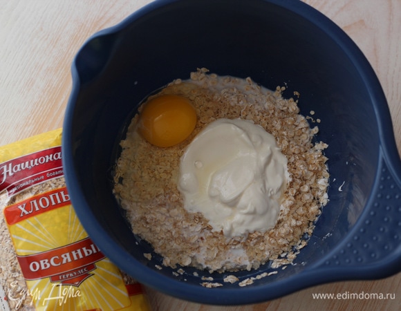 Соединить в большой миске овсяные хлопья ТМ «Националь», манную крупу ТМ «Националь», молоко комнатной температуры, сметану (лучше брать нежирную) и яйцо. Перемешать до однородной консистенции и оставить на 15 минут, чтобы овсянка и манка набухли.