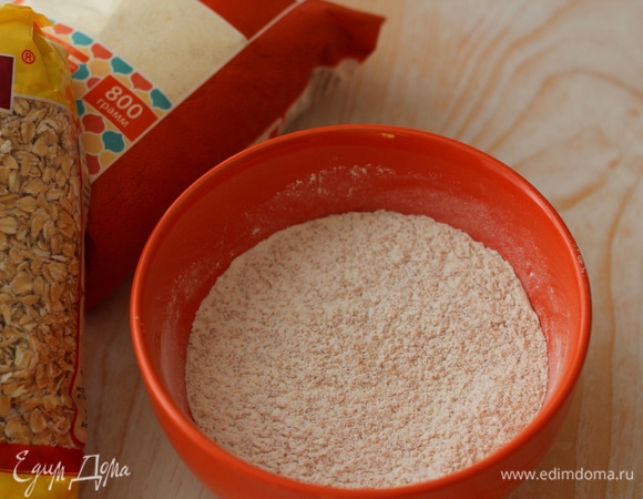 Муку просеять с разрыхлителем, добавить сахар, ванилин и щепотку соли.