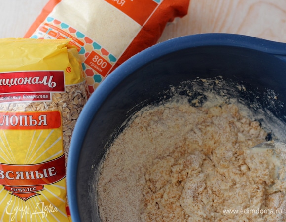 Добавить сухую смесь к жидкой части. Перемешать лопаткой.