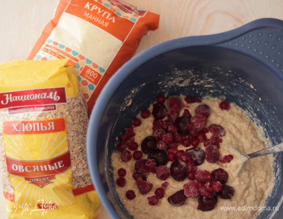 Добавить ягоды. Если берете замороженные, предварительно их размораживать не нужно. Можно добавить корицу по вкусу. Перемешать.