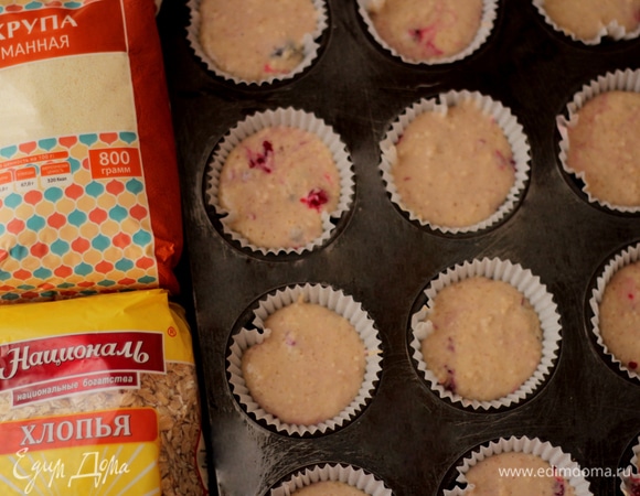 Разложить тесто по формочкам. У меня бумажные капсулы в стальной форме. Раскладывать почти до верха, тесто несильно поднимается при выпечке.