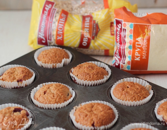 Выпекать маффины в разогретой до 180°C духовке 25 минут. Смотрите по своей духовке — может чуть больше или меньше. Готовые маффины остудить сначала в форме (минут 10), затем полностью на решетке.