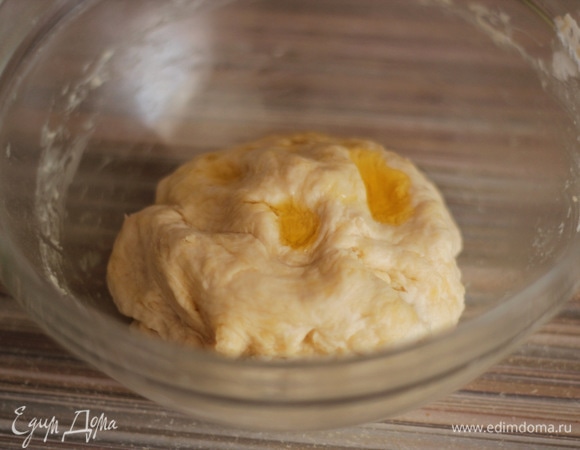 В теплой воде растворяем сухие дрожжи, добавляем столовую ложку сахара. Даем постоять минут 10, чтобы активировать дрожжи. Добавляем 3/4 муки, соль, замешиваем тесто. Постепенно добавляем оливковое масло (где-то по ложке). Добавили-вмесили в тесто, снова добавили-вмесили. Тесто хорошенько вымешиваем, параллельно добавляем оставшуюся муку.