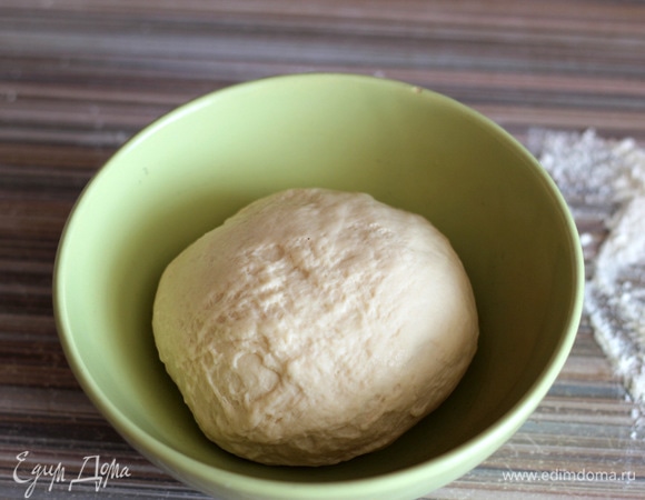 Тесто должно получиться густым, плотным, хорошо вымешенным. Помещаем в чашку, смазанную оливковым маслом, накрываем мокрым хорошо отжатым полотенцем и ставим в теплое место на 30 минут.