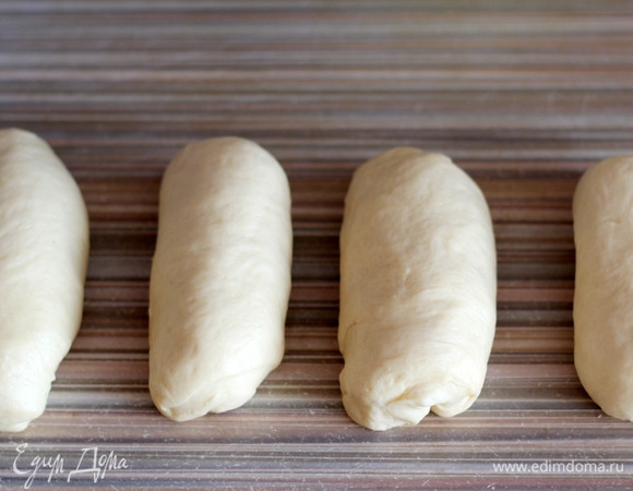 Разделяем тесто на 4 части, скатываем в цилиндрики, накрываем мокрым хорошо отжатым полотенцем и оставляем на 15 минут.