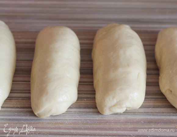 Через 15 минут кусочки смазываем оливковым маслом и снова оставляем на 10 минут.