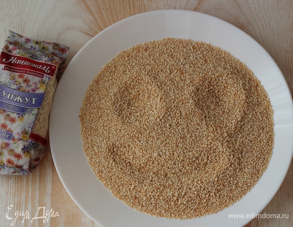 Кунжут обжариваем на сухой сковородке до золотистого цвета, буквально 1–2 минутки.