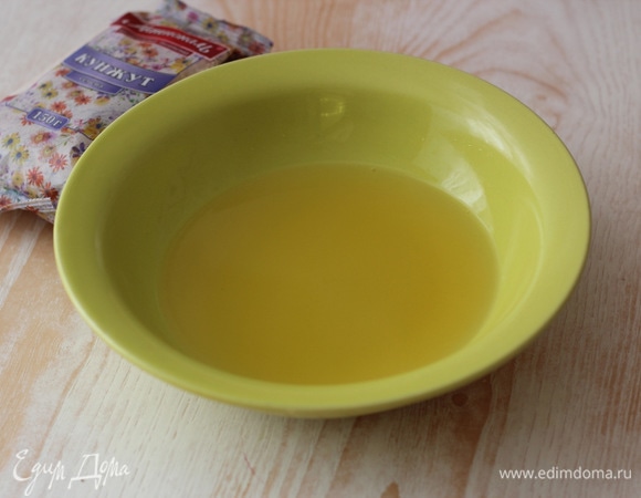 В воде растворяем мед.