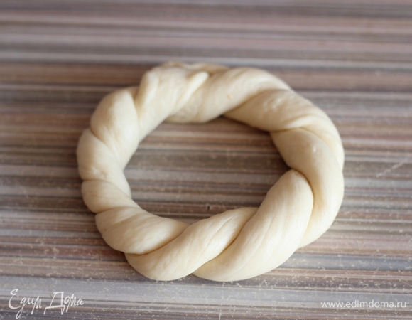 Скрепляем концы и формируем бублик.