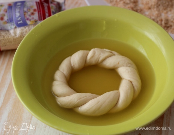 Окунаем бублик в медовый раствор.