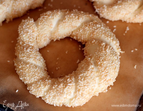 Выкладываем на противень. Даем подойти 25–30 минут. Выпекать в предварительно разогретой до 250°C духовке 5–8 минут. Смотрите по своей духовке! Не пересушите бублики!