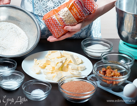 Подготовьте все необходимые ингредиенты. Изюм залить кипятком, потом обсушить на сите. Тыквенные семечки обжарить на сухой сковороде, постоянно помешивая, пока не начнут щелкать.