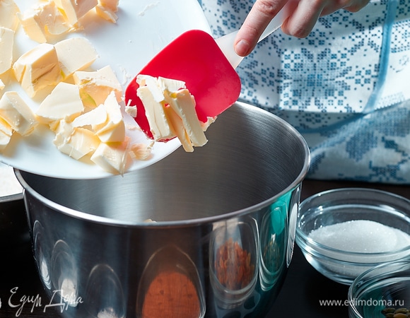 Масло заранее нарезать кубиками и оставить при комнатной температуре до мягкости.