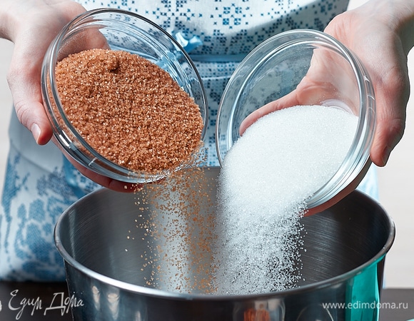 Смешать оба вида сахара в чаше с маслом.