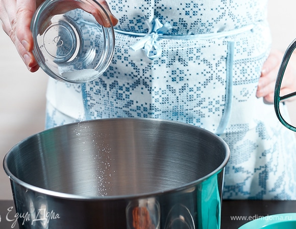 Туда же высыпать соль.