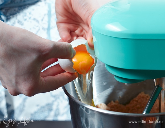 Одно за другим добавить яйца. Перемешать до однородной довольно пышной массы.