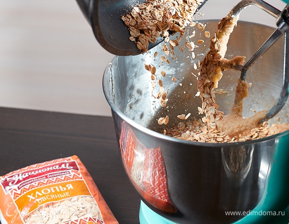 Овсяные хлопья ТМ «Националь» обжарить на сухой сковороде до золотистого цвета и появления орехового запаха. Добавить их к маслу и сахару.