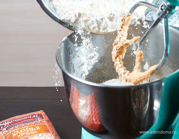 Туда же всыпьте всю муку.