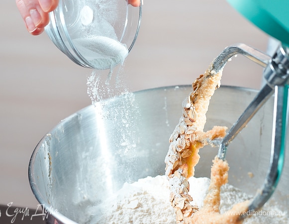 Далее — разрыхлитель с содой и кислотой.