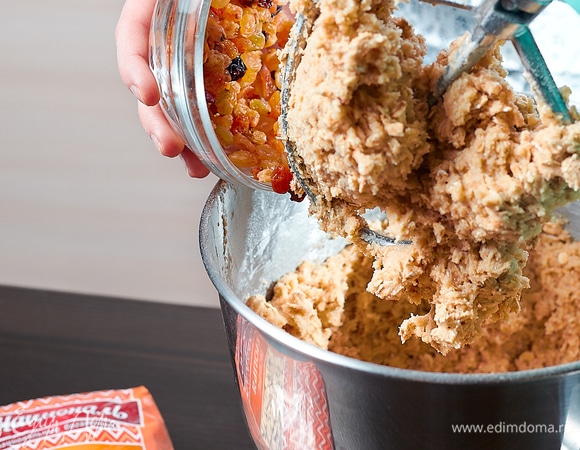 Перемешать все до однородности. Добавить изюм.