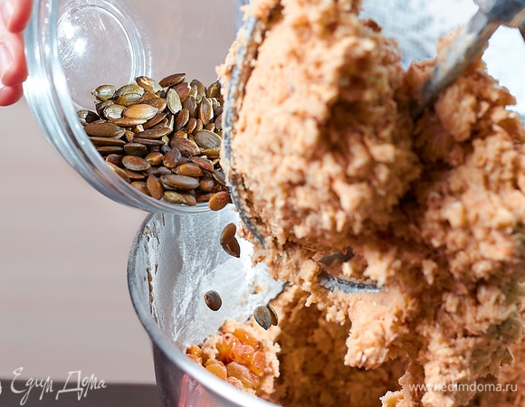 Засыпать семечки.